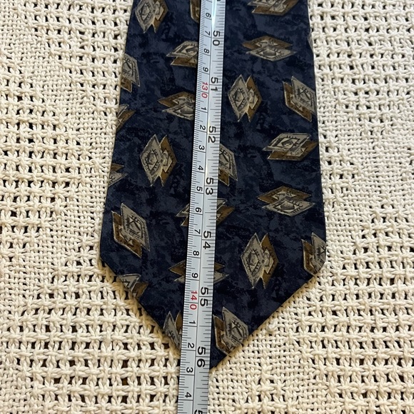 L’Homme Men’s 100% Silk Tie Navy Blue Geometric Diamond Print Classic - Picture 5 of 5